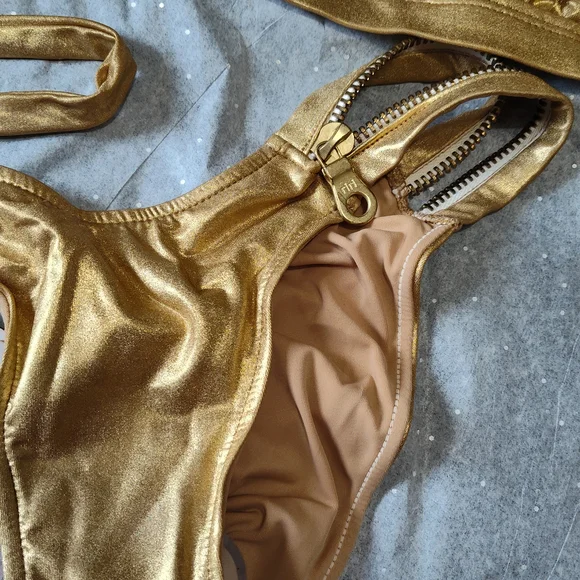 Love Lockdown In Gold - Picture 6 of 11